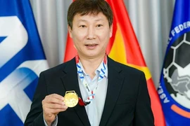 Winning the 33rd SEA Games, Coach Kim Sang-sik receives a medal and 33 taels of 24K gold