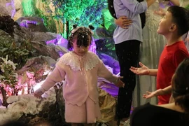 'Snowfall' in Many Areas of Ho Chi Minh City on Christmas Eve