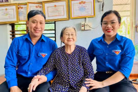 Young Party Members Set an Example Through Concrete Actions