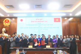 Leaders of Gia Lai Province and Ashikaga City sign a memorandum of understanding on cooperation in training and human resource exchange.