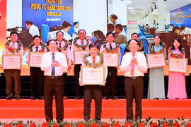 Secretary of the Provincial Party Committee Ho Quoc Dung and Chairman of the Provincial People's Committee Pham Anh Tuan presented certificates of merit and flowers to outstanding exemplary individuals.