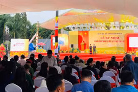 <p style="text-align: justify;"><b>(GLO) – This morning (November 19), at Kpă Klơng Square (Chư Prông commune), the Provincial Party Committee, People’s Council, People’s Committee, and the Vietnam Fatherland Front Committee of Gia Lai province solemnly held a ceremony to commemorate the 60th anniversary of the Plei Me Victory (1965 - 2025).</b></p>