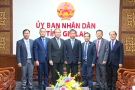 Vice Chairman of the Provincial People's Committee Nguyễn Hữu Quế pays a courtesy visit to the Consul General of Laos in Da Nang.
