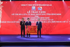 Vice Chairman of the Provincial People's Committee Nguyễn Tự Công Hoàng presented the Emulation Flag of the Provincial People's Committee to Petrolimex Gia Lai.