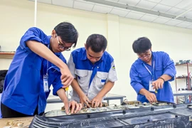 Quy Nhon College of Technology Youth Union Repairs Damaged Equipment for Flood-Affected Residents