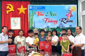 Vice Chairwoman of the Provincial People's Committee Nguyễn Thị Thanh Lịch presents gifts to children at SOS Children's Village Quy Nhơn.