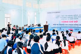 Candidates study the examination regulations before entering the preliminary round. Photo: T.D
