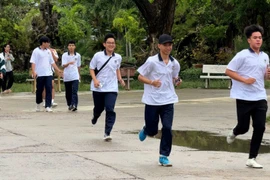 Nearly 1,000 students participated in the Uprace 2025 running event. Photo: Bảo Long