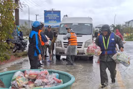 Goods are loaded onto basket boats to be transported and supplied to households that remain isolated. Q.T