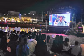 A large number of locals and tourists gathered at the Cho Nho Night Market area to watch the film "Mua Do" ("Red Rain").