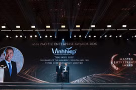 Mr. Thái Như Hiệp, General Director of Vĩnh Hiệp Co., Ltd., receives the Asia-Pacific Outstanding Entrepreneur Award. Photo: DNCC