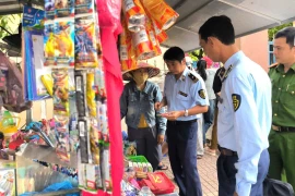 Market surveillance officers conduct an awareness campaign at a business establishment near Quang Trung Secondary School (Duc Co commune).