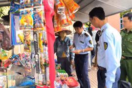 Market surveillance officers conduct an awareness campaign at a business establishment near Quang Trung Secondary School (Duc Co commune).