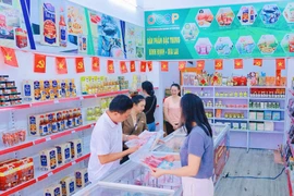 The store showcasing and selling distinctive agricultural products, food items, and OCOP products from the province, located at 111 Le Hong Phong Street (Quy Nhon Ward), has attracted a large number of visitors and shoppers. Photo: H. Yen