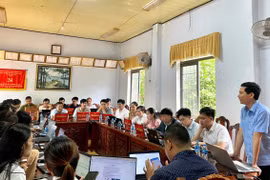 Officials and civil servants from local communes practice digital transformation skills during a training session.