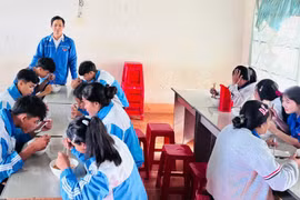Students at Ya Ly High School enjoy nutritious breakfasts thanks to the dedication and care of the school's Youth Union Secretary. Photo: Minh Nhật