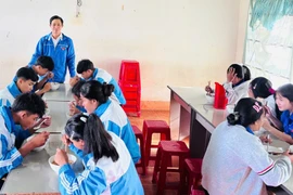 Students at Ya Ly High School enjoy nutritious breakfasts thanks to the dedication and care of the school's Youth Union Secretary. Photo: Minh Nhật