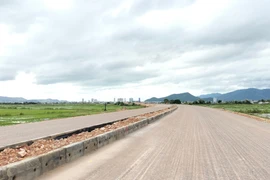 To date, 10 out of 13.5 kilometers of the coastal road project section from Cát Tiến to Diêm Vân have been paved with crushed stone. Photo: T. Sỹ