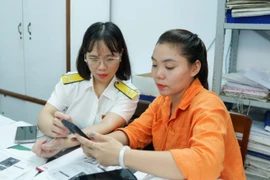 With support from the tax authorities, many business households in Quy Nhon Ward have installed and are now using the eTax Mobile application on their mobile phones. Photo: T. Sy