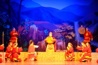 The opening scene of the performance features Tăng Bạt Hổ reading the Cần Vương edict beneath the canopy of the Kim Sơn forest, calling on insurgents to rise up against the French. Photo: Ngọc Nhuận