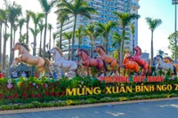 The Bính Ngọ zodiac animal display from Quy Nhơn Ward is set up at Victory Square. Photo: Dũng Nhân