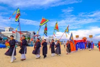 The ritual of welcoming the deities into the temple during the Thanh Minh Festival of Nhon Hai fishing village residents took place solemnly on the beach on the afternoon of February 27. Photo: Ngoc Nhuan