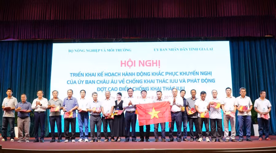 bo-nong-nghiep-va-moi-truong-tang-co-to-quoc-va-qua-cho-20-ngu-dan-tieu-bieu-trong-tham-gia-chong-khai-thac-iuu-tren-dia-ban-tinh-gia-lai.jpg