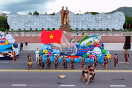Artisans from Pleiku Róh village perform gong music during the Street Festival. Photo: Nguyễn Dũng