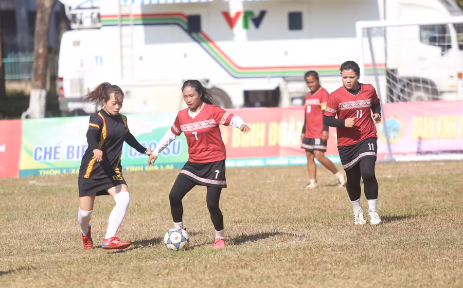 sac-mau-cua-co-gai-jrai-bia-trai-va-bahnar-hoi-tu-tren-san-bong-anh-van-ngoc.jpg