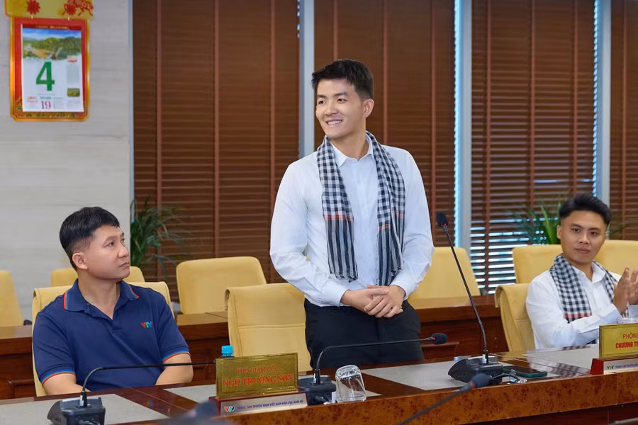 to-nhat-minh-giua-la-cuu-hoc-sinh-chuyen-anh-cua-truong-thpt-chuyen-hung-vuong-anh-nvcc.jpg
