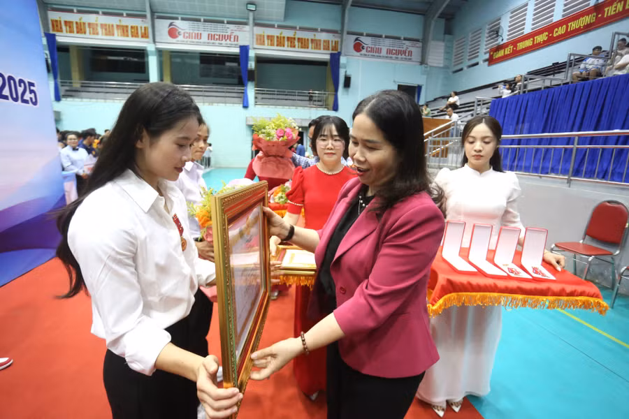 giam-doc-so-van-hoa-the-thao-va-du-lich-thu-2-tu-phai-qua-trao-huan-chuong-lao-dong-hang-nhat-cho-cac-ca-nhan-anh-van-ngoc.jpg
