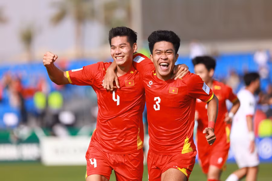 hieu-minh-so-4-dem-bong-can-thanh-nang-ty-so-len-2-0-anh-ted-tran.jpg