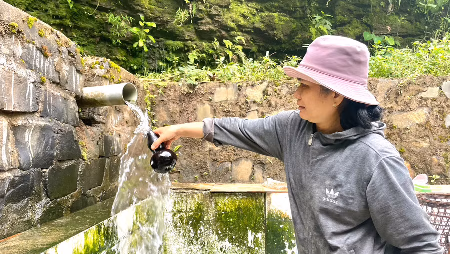 nguoi-dan-lang-ia-nueng-dung-giot-nuoc-cua-lang.jpg