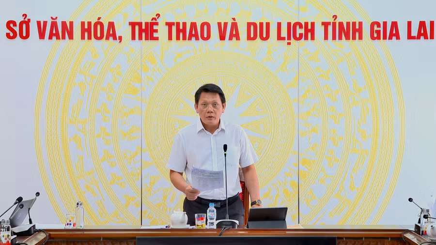 Mr. Bùi Trung Hiếu, Deputy Director of the Department of Culture, Sports and Tourism, speaks at the meeting. Photo: Nhật Trường