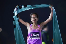 Athlete Phạm Thị Hồng Lệ claims her 17th championship title at the VnExpress Marathon.