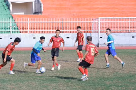 Former Bình Định footballers and the Gia Lai Young Entrepreneurs Association hold a friendly football match to celebrate the Year of the Horse 2026