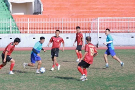 Former Bình Định footballers and the Gia Lai Young Entrepreneurs Association hold a friendly football match to celebrate the Year of the Horse 2026