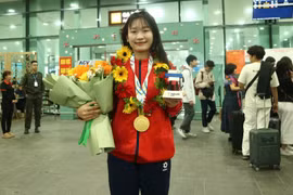 Welcoming athlete Nguyễn Thị Bích Thảo, who won the gold medal at the 33rd SEA Games.