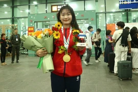 Welcoming athlete Nguyễn Thị Bích Thảo, who won the gold medal at the 33rd SEA Games.