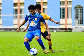 An action from the training match between Quy Nhon United FC (in blue) and Van Hien University.