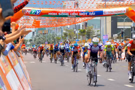 The cyclists arrived in Quy Nhon, completing Stage 12 of the Ho Chi Minh City Television Cycling Cup.