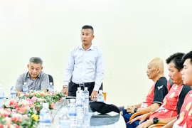 Mr. Đinh Hồng Vinh meets with staff, coaches, and players of Quy Nhơn United Football Club.