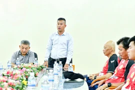 Mr. Đinh Hồng Vinh meets with staff, coaches, and players of Quy Nhơn United Football Club.