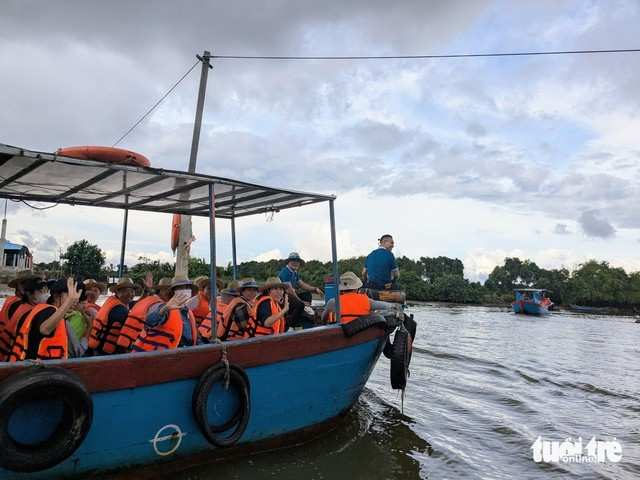 Visitors take boats to explore the mangrove forest in Thi Nai Lagoon, Tuy Phuoc Dong Commune, Gia Lai Province, Vietnam. Photo: Tan Luc / Tuoi Tre Visitors take boats to explore the mangrove forest in Thi Nai Lagoon, Tuy Phuoc Dong Commune, Gia Lai Province, Vietnam. Photo: Tan Luc / Tuoi Tre