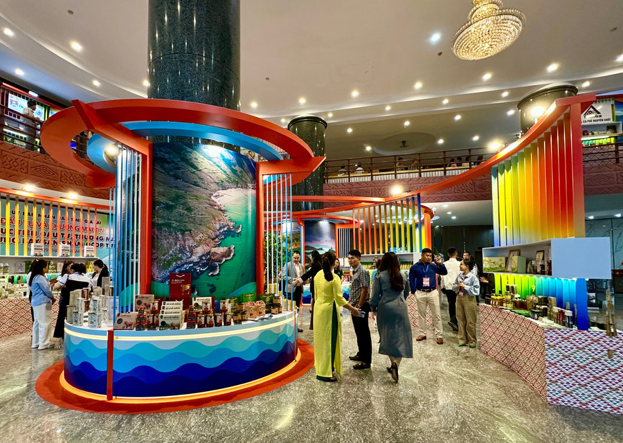 khong-gian-trien-lam-xuc-tien-dau-tu-thuong-mai-du-lich-ket-hop-trung-bay-san-pham-ocop-tinh-gia-lai-tai-hoi-nghi-xtdt-tinh-gia-lai-nam-2025-anh-ha-duy.jpg