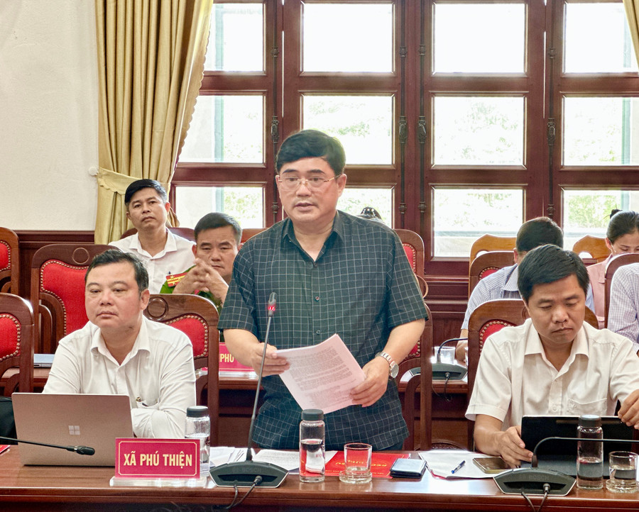 Nguyen Anh Tuan, Chairman of the Phu Thien Commune People’s Committee, reports on the commune’s operations after three months of implementing the two-tier local government model at the working session. Photo: Ha Duy chu-tich-ubnd-xa-phu-thien-nguyen-anh-tuan-bao-cao-tai-buoi-lam-viec-anh-ha-duy.jpg