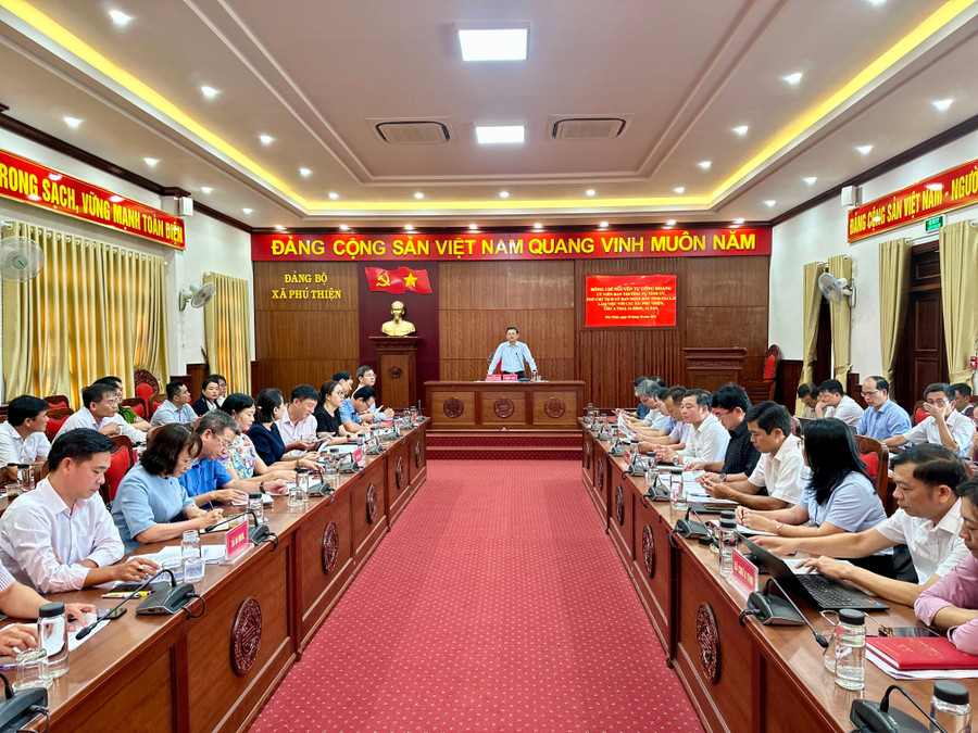 Overview of the working session. Photo: Ha Duy quang-canh-buoi-lam-viec-cua-pho-chu-tich-ubnd-tinh-nguyen-tu-cong-hoang-voi-cac-xa-phu-thien-chu-a-thai-ia-rbol-va-ia-sao-anh-ha-duy.jpg