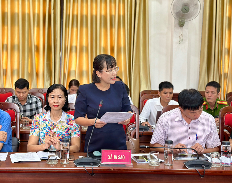 Ksor H'Khuyen, Chairwoman of the Ia Sao Commune People’s Committee, delivers a report at the working session. Photo: Ha Duy lanh-dao-xa-ia-sao-bao-cao-tai-buoi-lam-viec-anh-ha-duy.jpg