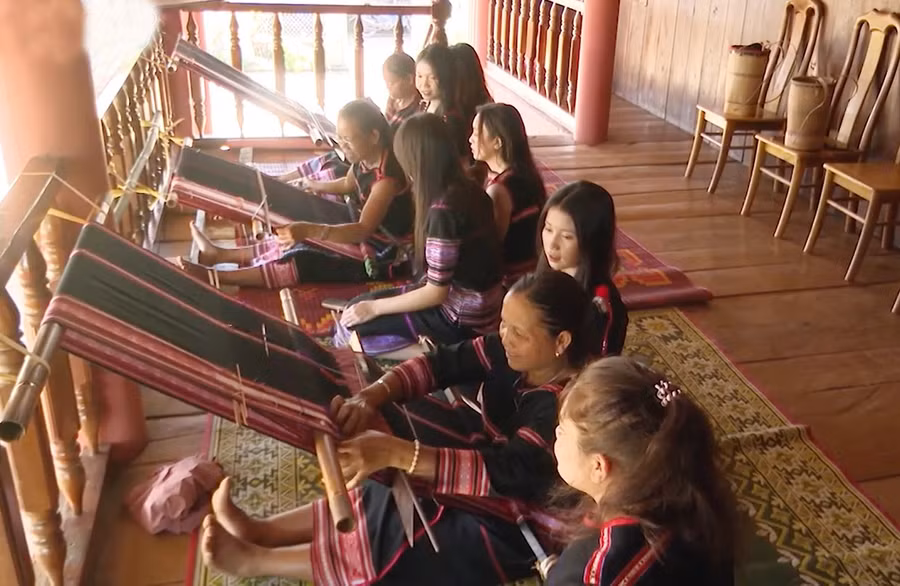 tai-ia-phi-nghe-det-tho-cam-cua-nguoi-jrai-duoc-gin-giu-nhu-mot-phan-linh-hon-cua-cac-buon-lang.jpg