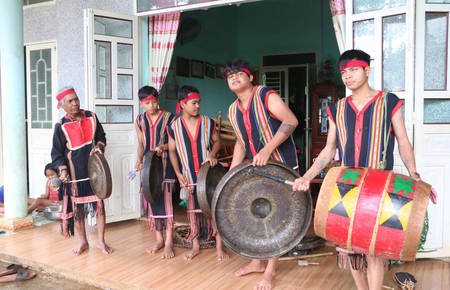 Young people in Kép village (Thống Nhất ward) are taught gong-playing skills by local artisans. Photo: Ngọc Sang z6916304565562-564e38367841f2e69d8bdb4de1e4459d.jpg